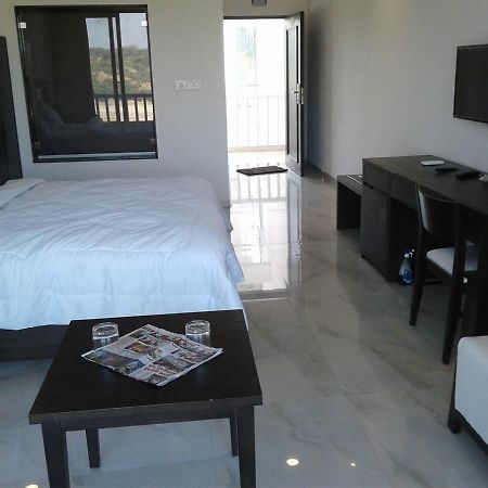 Derol The Meera Hotel المظهر الخارجي الصورة
